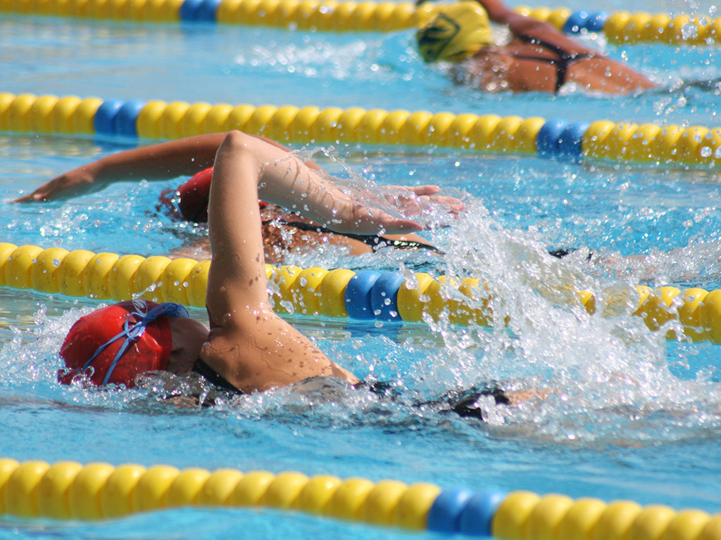 kids-swimming-in-pool